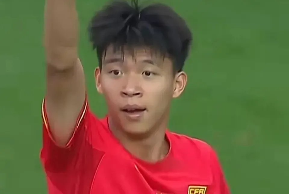 九游娱乐-中国香港队宾纪文晒与王钰栋合影：赛后我第一时间向他道歉(王钰栋中超处子球)