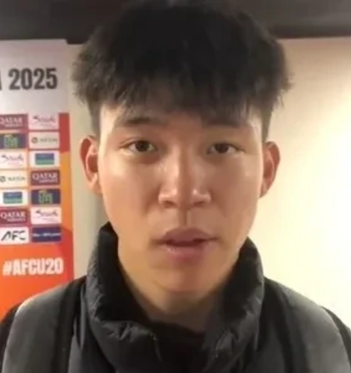 中国香港队宾纪文晒与王钰栋合影：赛后我第一时间向他道歉(王钰栋中超处子球)